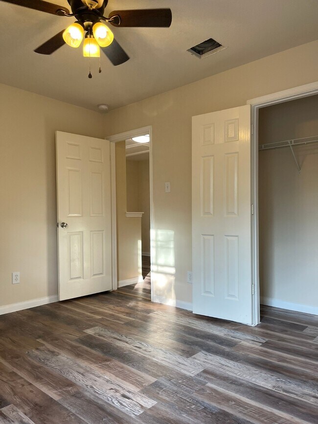 Building Photo - 21650 Falvel Sunset Ct