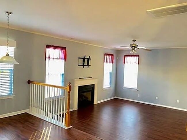 Building Photo - Stunning 4 bed / 2.5 bath home located in ...