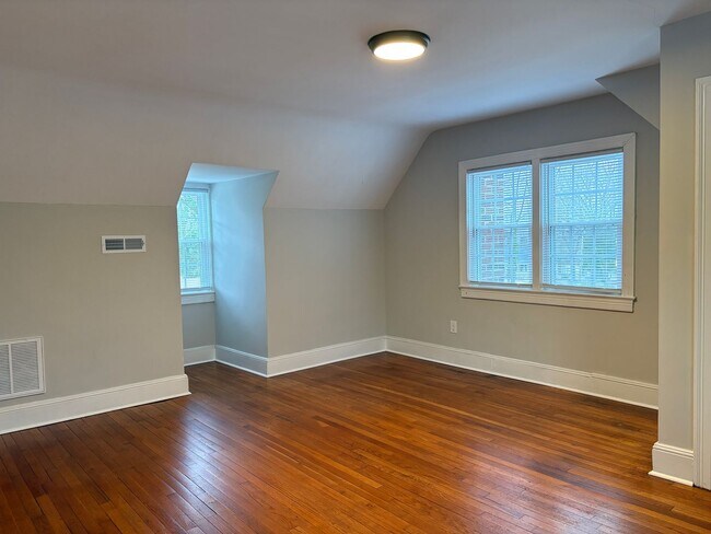 Building Photo - 3 Bedroom, 2 Bathroom in Eden!