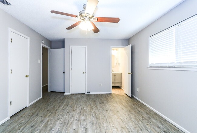 Building Photo - 2 Bedroom Duplex!