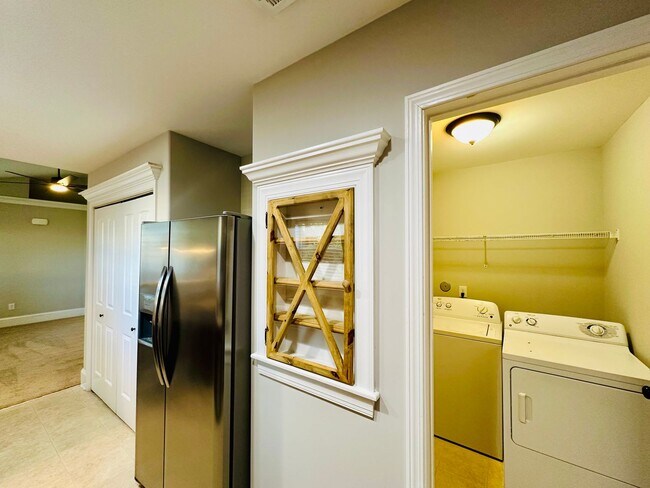 Building Photo - KINGS GRANT - Three bedroom/two bathroom h...