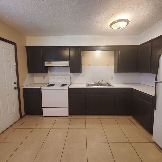 Building Photo - 2429 N Market Ave