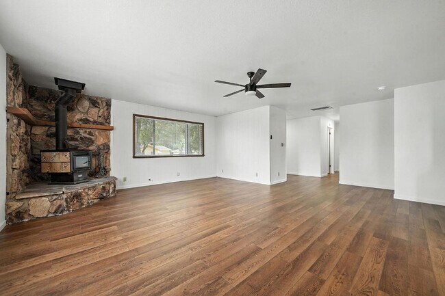 Building Photo - Large 2 Bedroom Home