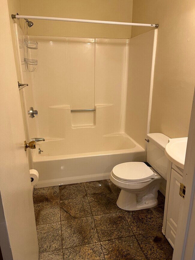 Building Photo - 975 Meriden Rd