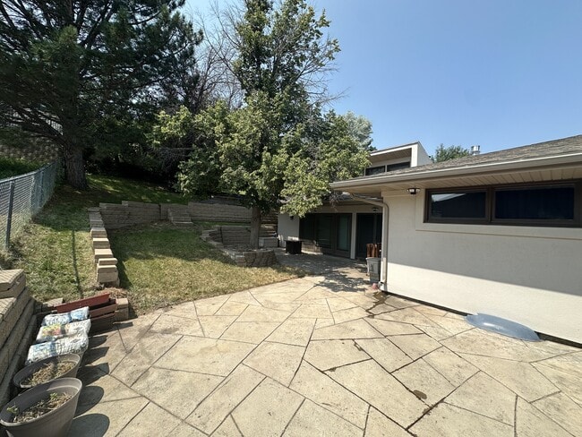 Building Photo - 2750 Greenbriar Dr