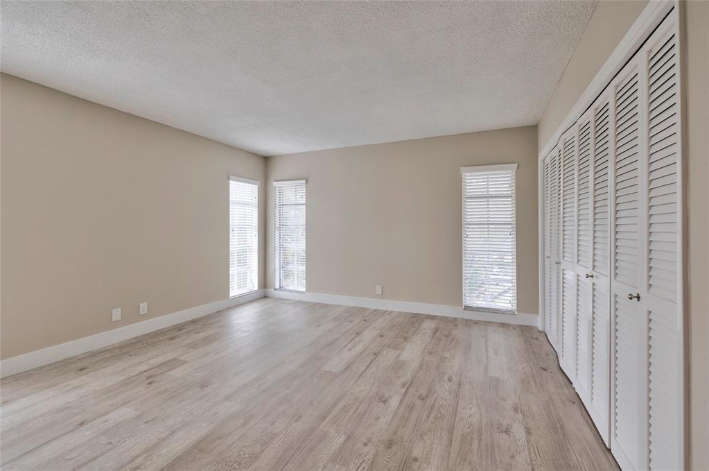 Building Photo - 2800 N Palm Aire Dr