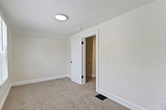 Building Photo - 1537 E Legrande Ave