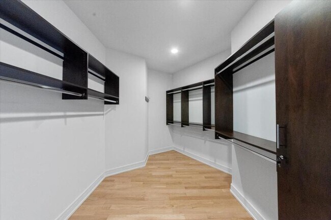 Building Photo - 4 bedroom in Chicago IL Chicago