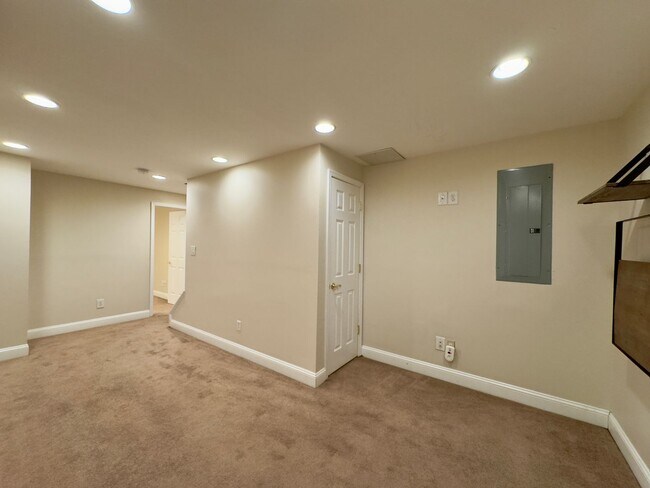 Building Photo - Charming 2 Bedroom/3.5 Bathroom Townhome in Canton, MD!