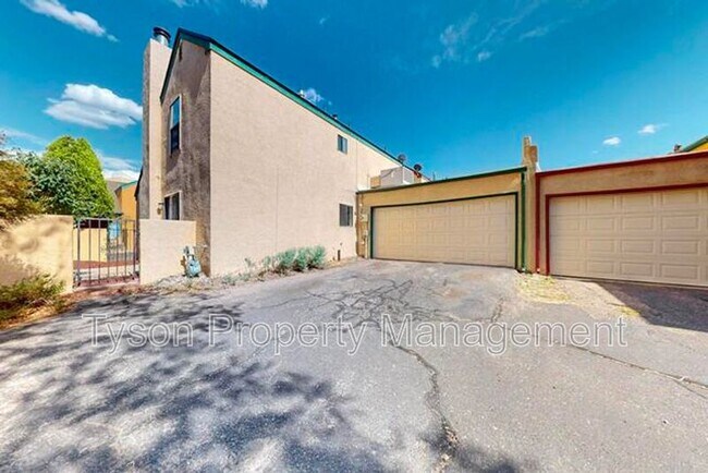 Building Photo - 1515 La Charles Dr NE