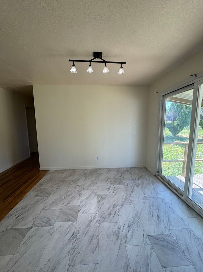 Building Photo - 3 bed 1 bath with large back yard - sewer ...