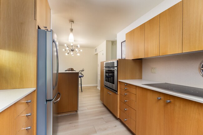 Building Photo - 3200 6th Ave