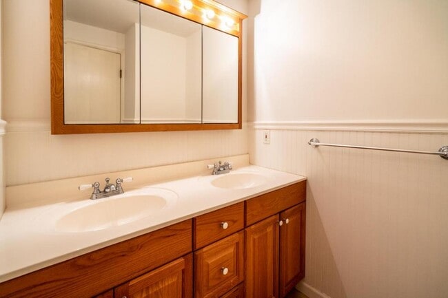 Building Photo - 122 Rivercrest Dr