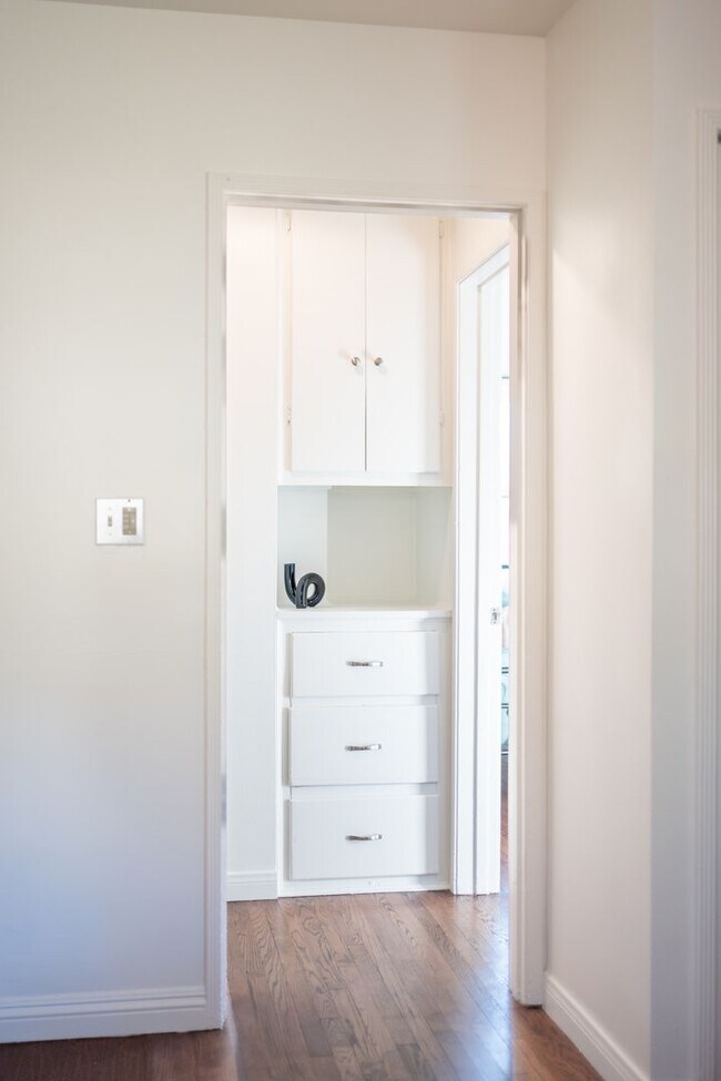 Building Photo - Charming Bungalow with King Size Bed