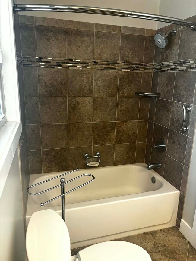 Building Photo - 339 Thole St