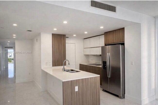 Building Photo - 600 NE 27th St