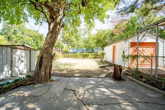 Building Photo - 3323 W Clarendon Dr
