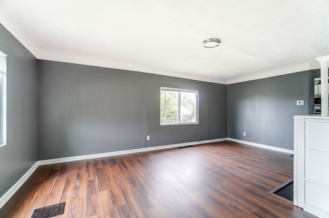 Building Photo - Two Bedroom, Two Bath in Dayton!