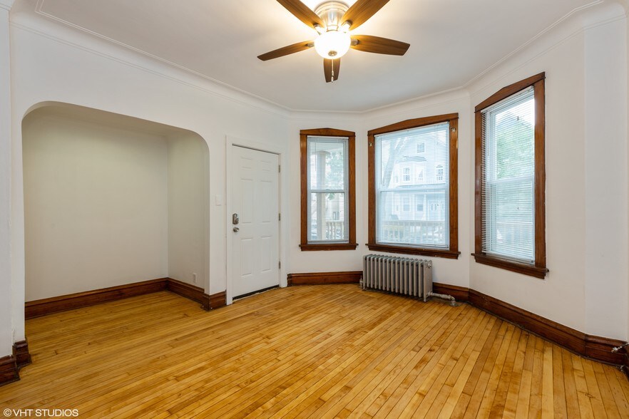Building Photo - 3051 N Leavitt St