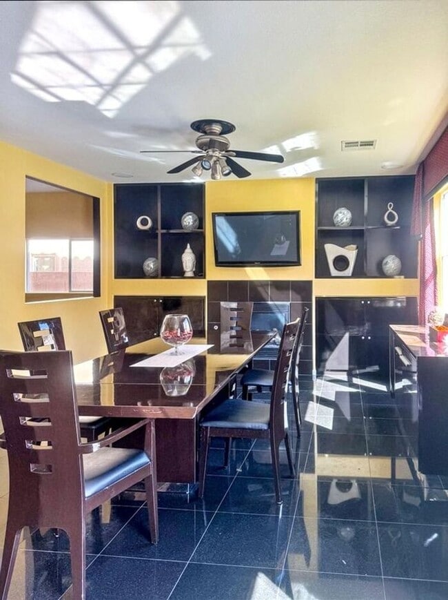 Building Photo - Welcome to your new home in North Las Vega...