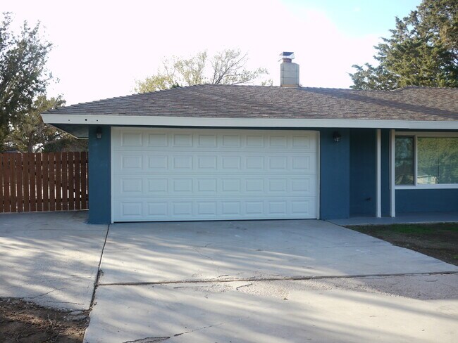 Building Photo - Charming 2-Bed, 1.5-Bath Home with 2-Car Garage in Hesperia, CA!