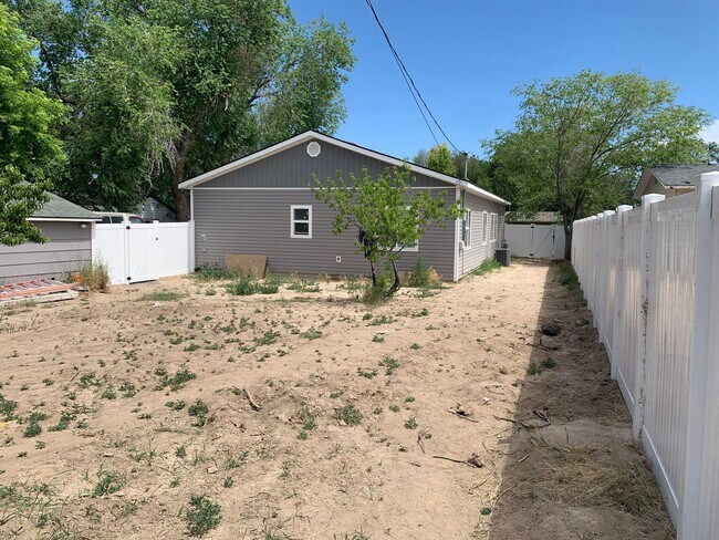 Building Photo - 917 9th Ave N