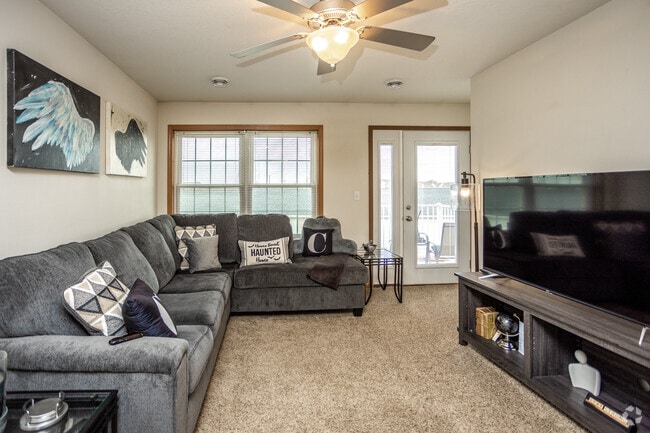 1BR, 1BA - 819 SF - Tiverton Court Apartments
