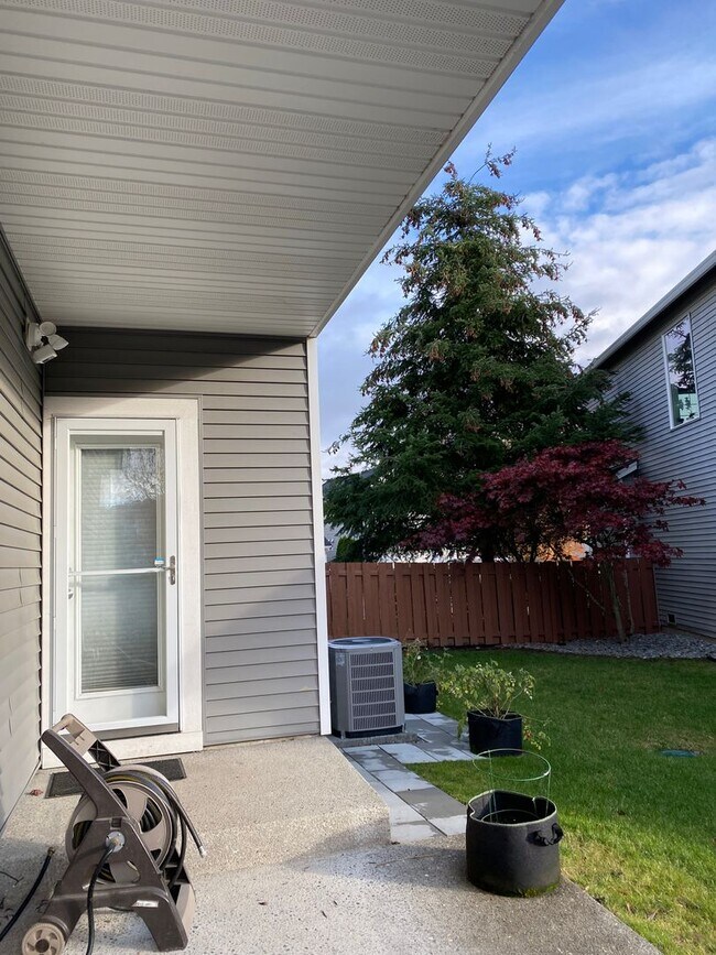 Building Photo - Pride of Ownership in this 3 BDRM, 2.5 BAT...