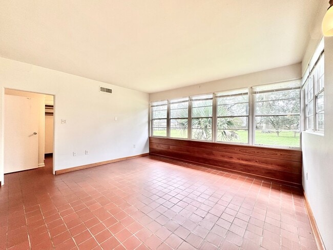 Building Photo - Vintage 2BR/2BA on Stanford Ave with Huge Fenced Yard & Lawn Care Included