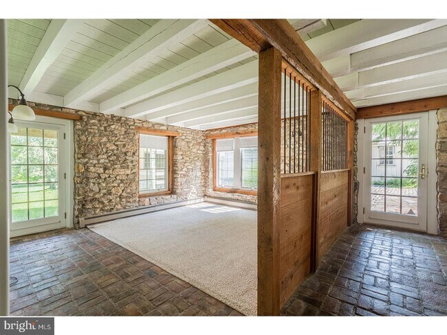 Building Photo - 6054 Honey Hollow Rd