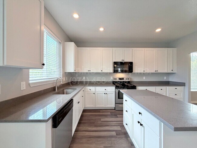 Building Photo - 5847 SW Coventry Pl