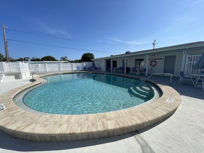 Building Photo - 4300 E Bay Dr