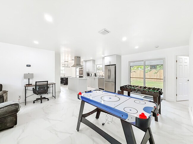 Building Photo - 635 Kingbird Cir