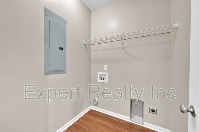 Building Photo - 1633 Cove Dr