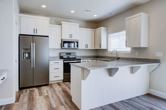 Building Photo - Beautiful Townhome in Cedar City!