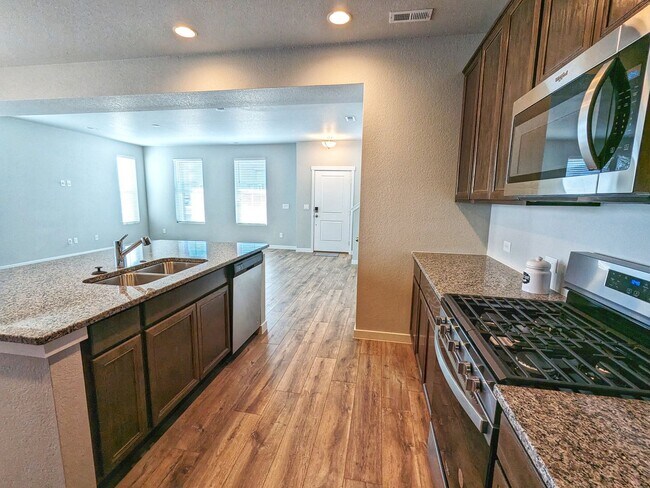Building Photo - 3 Bedroom, 2.5 Bathroom with two car garage