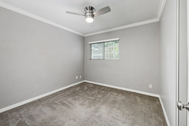 Building Photo - Rare, fully updated, private cul-de-sac one-story single-family house