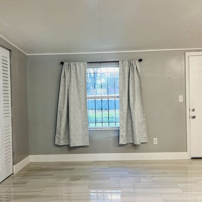 Building Photo - UCF Duplex