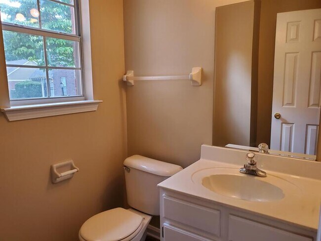 Building Photo - 1812 Clunan Cove