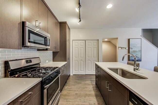 Building Photo - 2233 W Medill Ave