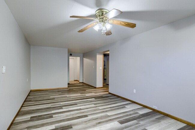 Building Photo - Conveniently Located 3 Bedroom Bellevue Home!!