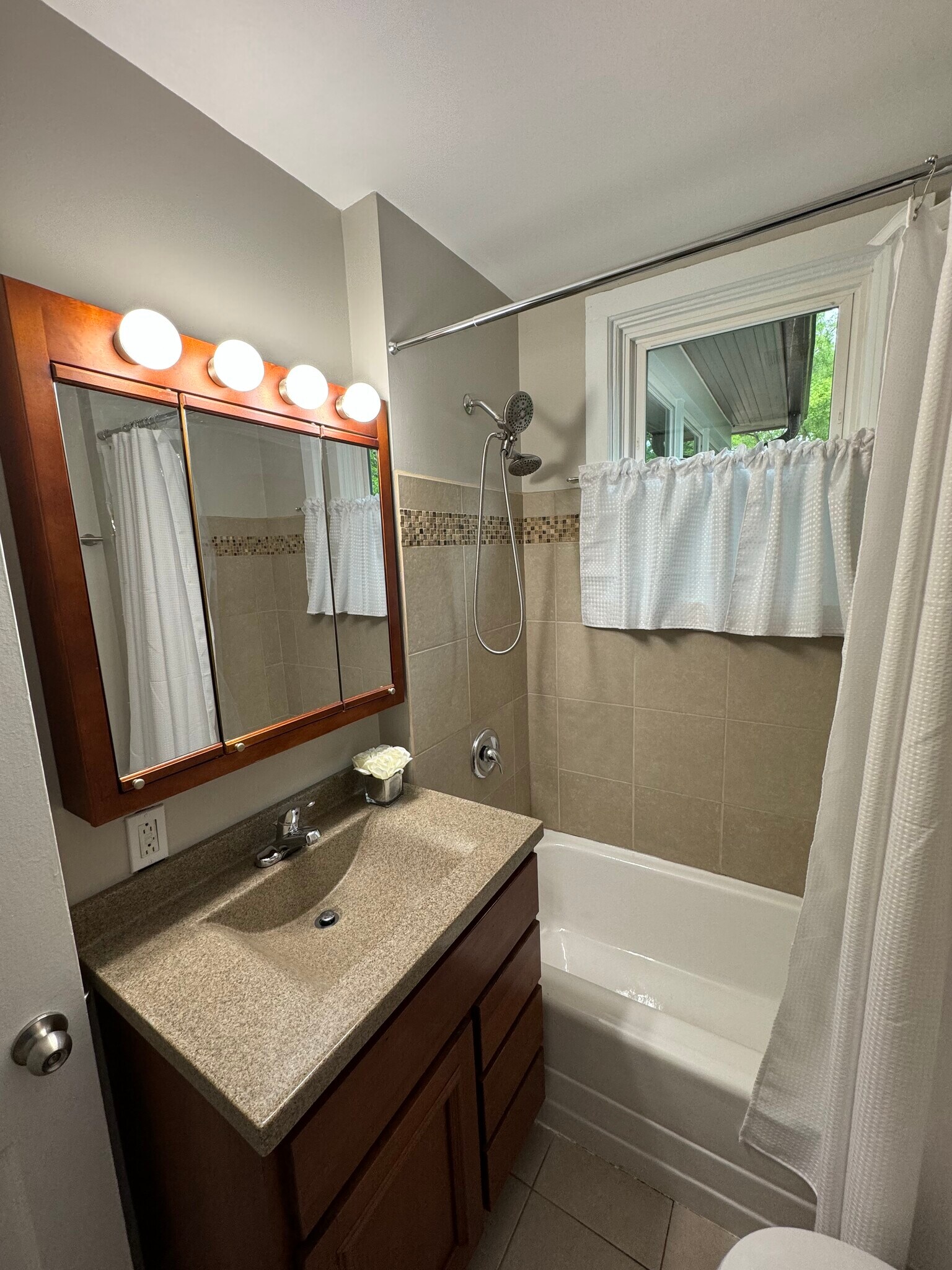 full bath - 617 Delles Rd