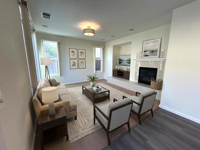 Building Photo - Spectacular 4 bedroom, 2.5 bath home on private lane