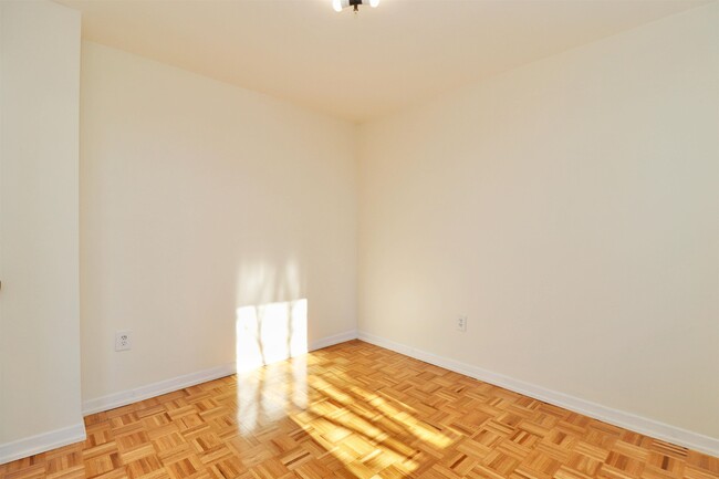 Building Photo - 318 5th St