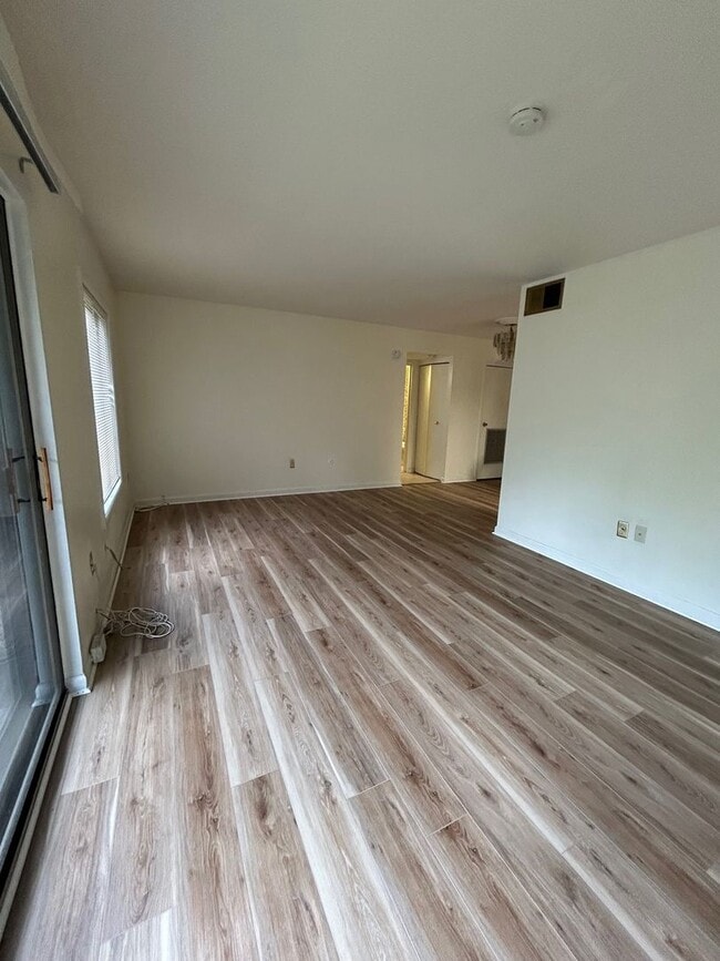 Building Photo - Rental, 1bed/1bath unit available in Green...