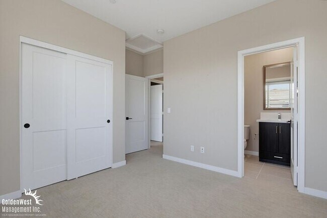 Building Photo - Modern and Stylish 2Bdm 2.5Ba Home in the Civita Community of Mission Valley!