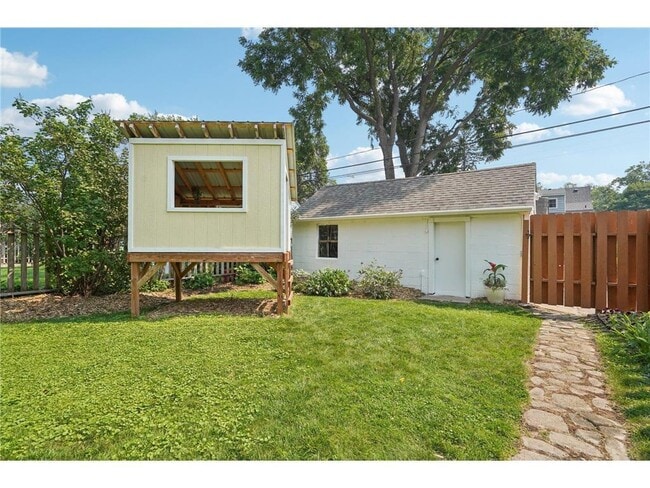 Building Photo - 209 8th Ave N