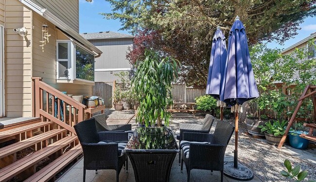 Building Photo - Updated Kent home with outstanding backyard