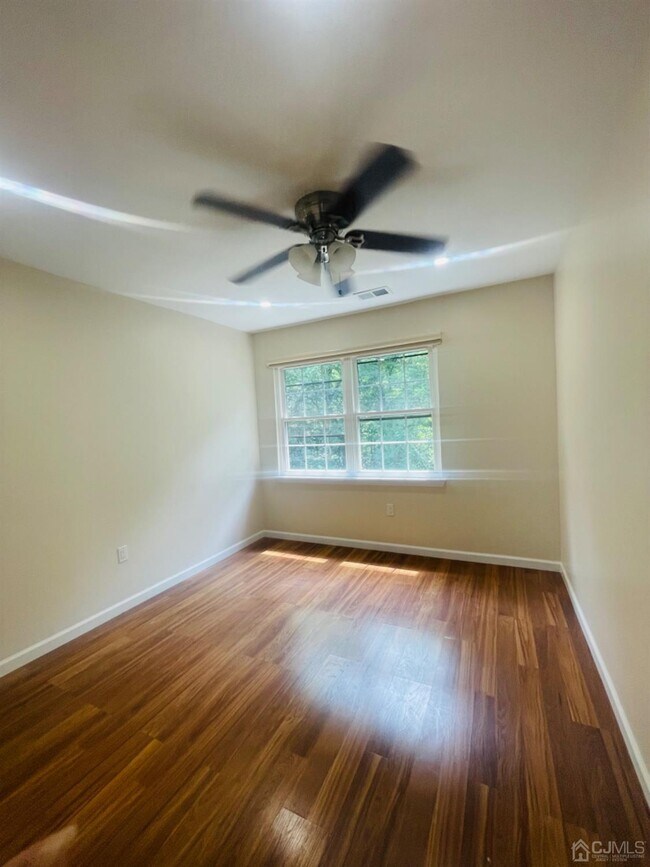 Building Photo - 611 Green Hollow Dr