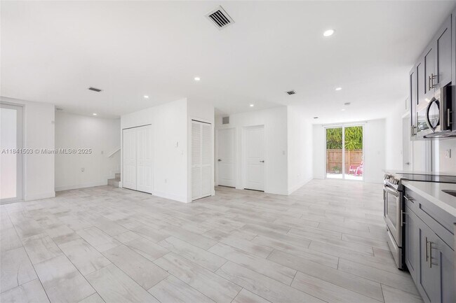 Building Photo - 3823 Thomas Ave